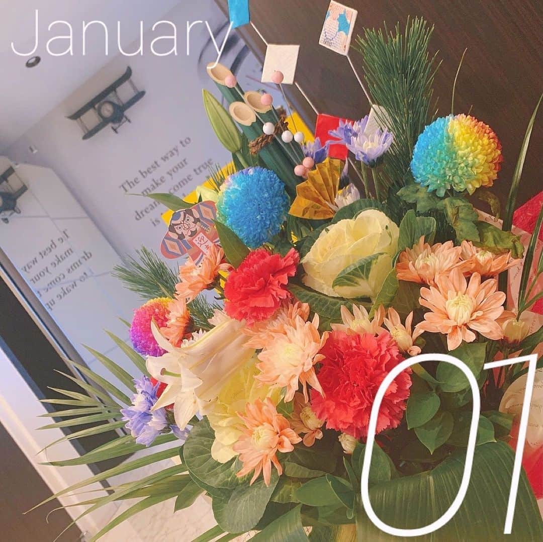 阿部菜渚美さんのインスタグラム写真 - (阿部菜渚美Instagram)「. 新年あけましておめでとうございます☺︎🎍 お正月な、可愛いお花を＼(^^)／💐  2021も宜しくお願い致します🗻☀︎」1月1日 22時09分 - nanami_abe73