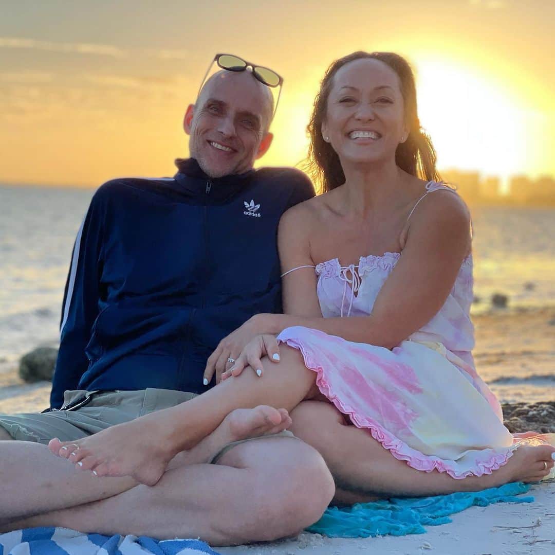 キノ・マクレガ―のインスタグラム：「Happy New Year 🌟 Here’s to holding on to the promise of good things yet to come, forgiving everything and everyone including yourself, and cherishing all the good that is present right here in this moment. _ No filter, no edit. Just that magical Florida sunset light with my love @timfeldmannyoga and the phone timer. _ Practice with me today at 10 am EST @omstarsofficial  _ Tomorrow with Tim at 9 am EST @miamilifecenter  _ Sunday Ashtanga Synthesis for an epic combination of teachers—Richard Freeman, Mary Taylor, David Swenson, Tim and me starts at 9:30 am @miamilifecenter  _ #ashtanga in the #newyear  #yoga #yogi #miamiyoga #kinoyoga #omstars  🙏💕」