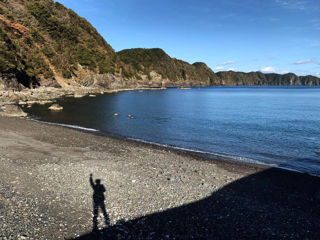 井浦新さんのインスタグラム写真 - (井浦新Instagram)「近くて遠い場所 だ〜れもいない 波の音だけ」1月1日 22時12分 - el_arata_nest