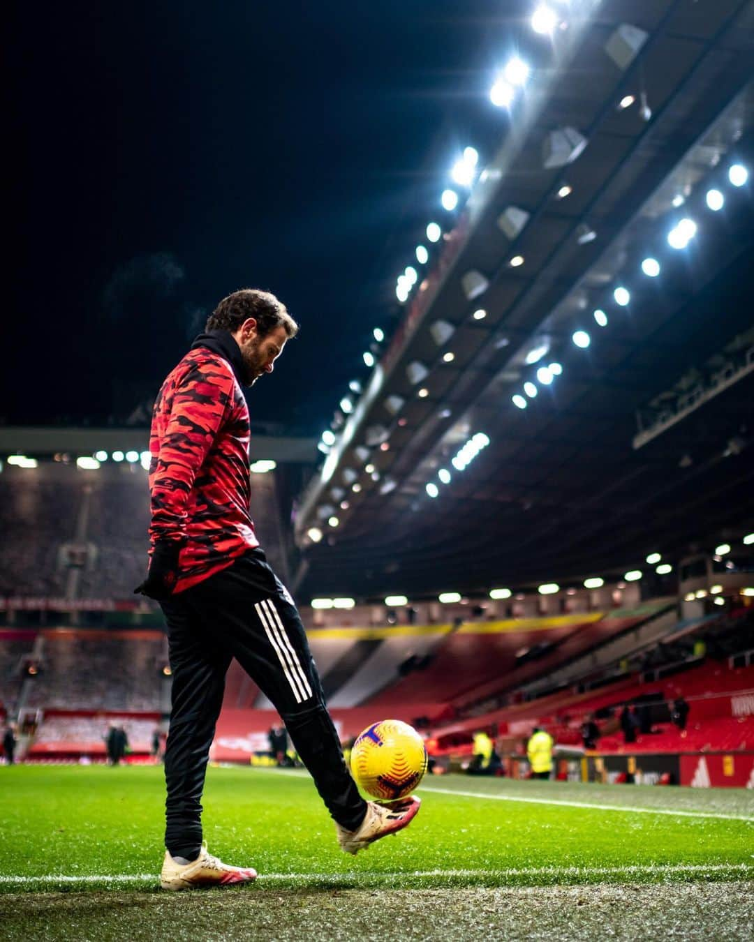 マンチェスター・ユナイテッドさんのインスタグラム写真 - (マンチェスター・ユナイテッドInstagram)「The Theatre of Dreams: it's magic you know 🪄 #MUFC #OldTrafford #Mata」1月1日 22時15分 - manchesterunited