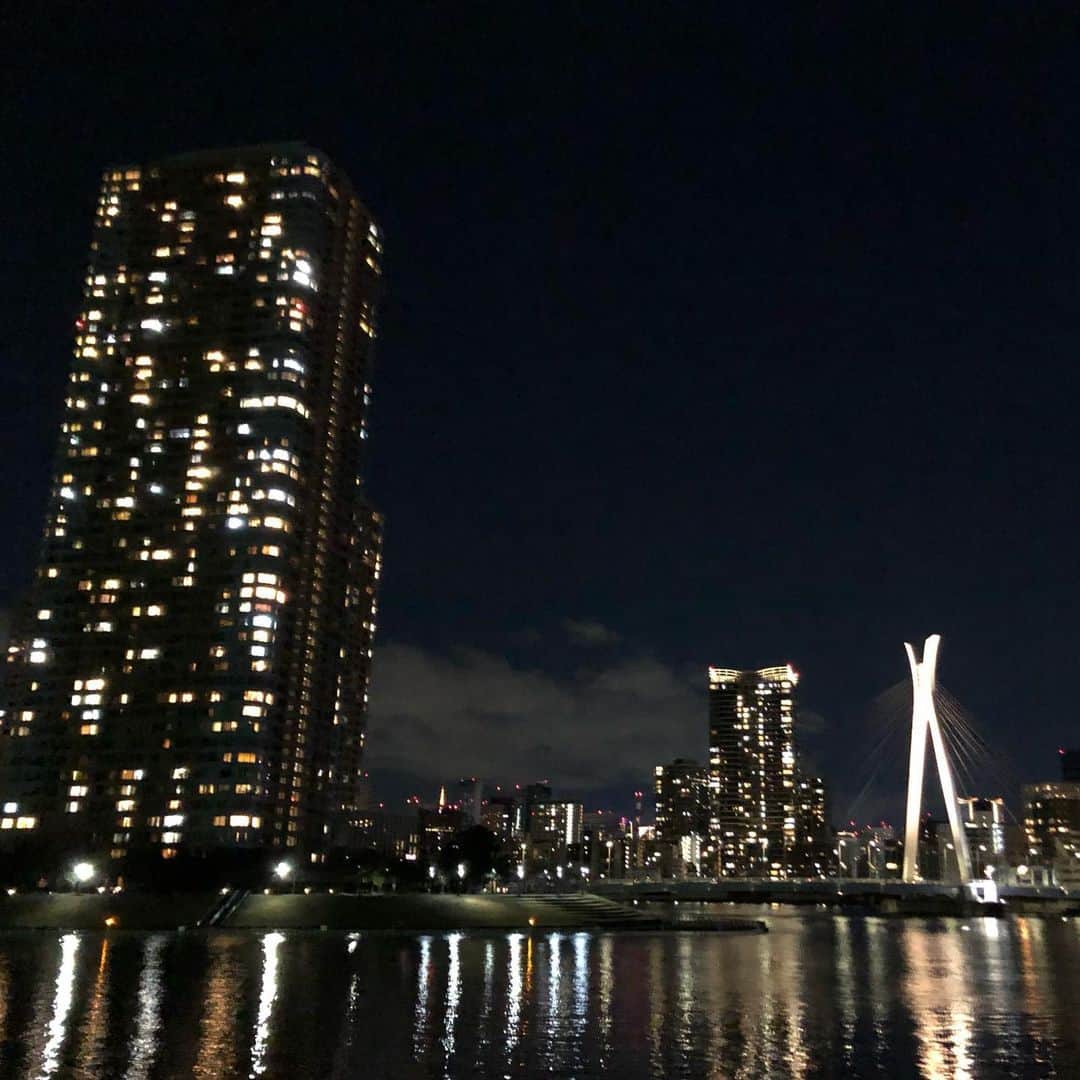 のインスタグラム：「First night running 🏃‍♀️   #littlehappiness #littleappreciationpost #littlethankyou #nightrun #丁寧な暮らし #nightview #riverside」