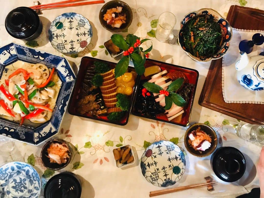のインスタグラム：「あけましておめでとうございます！2021年。皆様にとって素敵な一年になりますように。前を向いて一歩一歩。しっぽりお家お正月です。」
