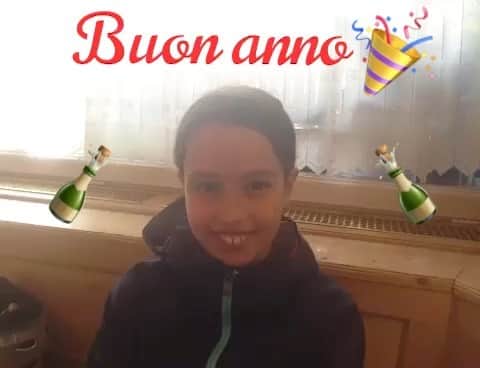 のインスタグラム：「Quello che il 2021 ha detto a mezzanotte al 2020.... in  anteprima, immagini esclusive solo per voi amici #buonanno #newyear 2021 vs 2020」