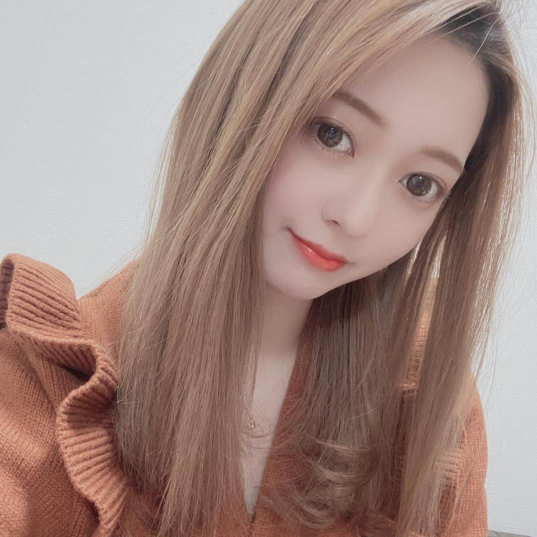 末次愛梨のインスタグラム：「あけましておめでとうございます🐮💗 幸多き年になりますように😌🙏  新年早々､可愛すぎるカラコンを やっとつけれた😙💛  FLANMYからnewシリーズ♥ シェルカラー🐚🌈3色でたよ！  今日付けたのはモチふわ×泡ミルクの シェルサンドミルク🍼💕 丑年に因んで今日はミルク🐮笑  なんでこんな理想なカラコンあるんだよ、、🤔  FLANMYはななの才能と努力の賜物🎁♥ 周りの友達もFLANMY信者がまじで多くて…🥺 それを聞いて何故か私まで嬉しくなるんだよなぁ😂  本当に尊敬する友達の1人😌✨ @takagi__nana  こんなに可愛いカラコンを作ってくれてありがとう💙💗💛  #FLANMY#shellsandmilk#makeup#シェルカラー#カラコン#フランミー#シェルサンドミルク#メイク#美容#カラコンレポ」