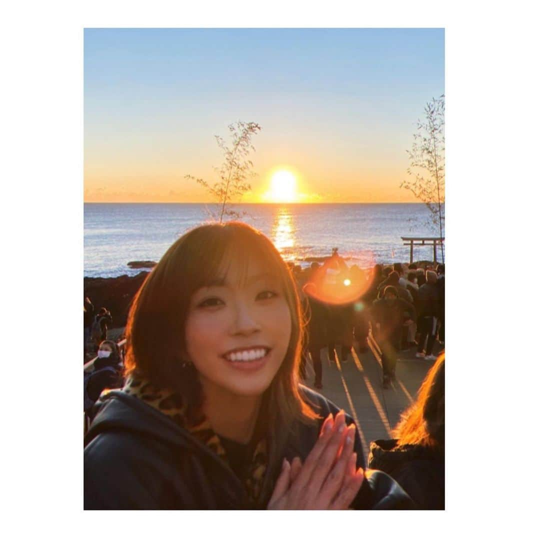 津田菜都美のインスタグラム：「* あけましておめでとうございます🐄♥️🎍 今年もコツコツと丁寧に(^^)自分の心が感じたことを信じて諦めずに真っ直ぐに。‬心にゆとりを持ち余計なものは手放して、大切な人たちの声にしっかりと耳を傾けながらそんな人たちをもっともっと大切にしていける年にしたいです‪‪‪‪☺︎‬ 応援してくれるファンの皆さんや家族、事務所やマネージャーさん、支えてくれる方への感謝を忘れずに頑張ります。皆さんへいい報告が少しでも早く、ひとつでも多くできるといいなぁと思っています！ みなさんが健康に楽しく過ごせますように💫 最高の1年にするぞーお︎︎︎︎✌︎今年もよろしくお願いします︎︎︎︎^^* #初日の出2021#大洗海岸#初詣#大洗磯前神社#一年の計は元旦にあり#今年もよろしくお願いします」