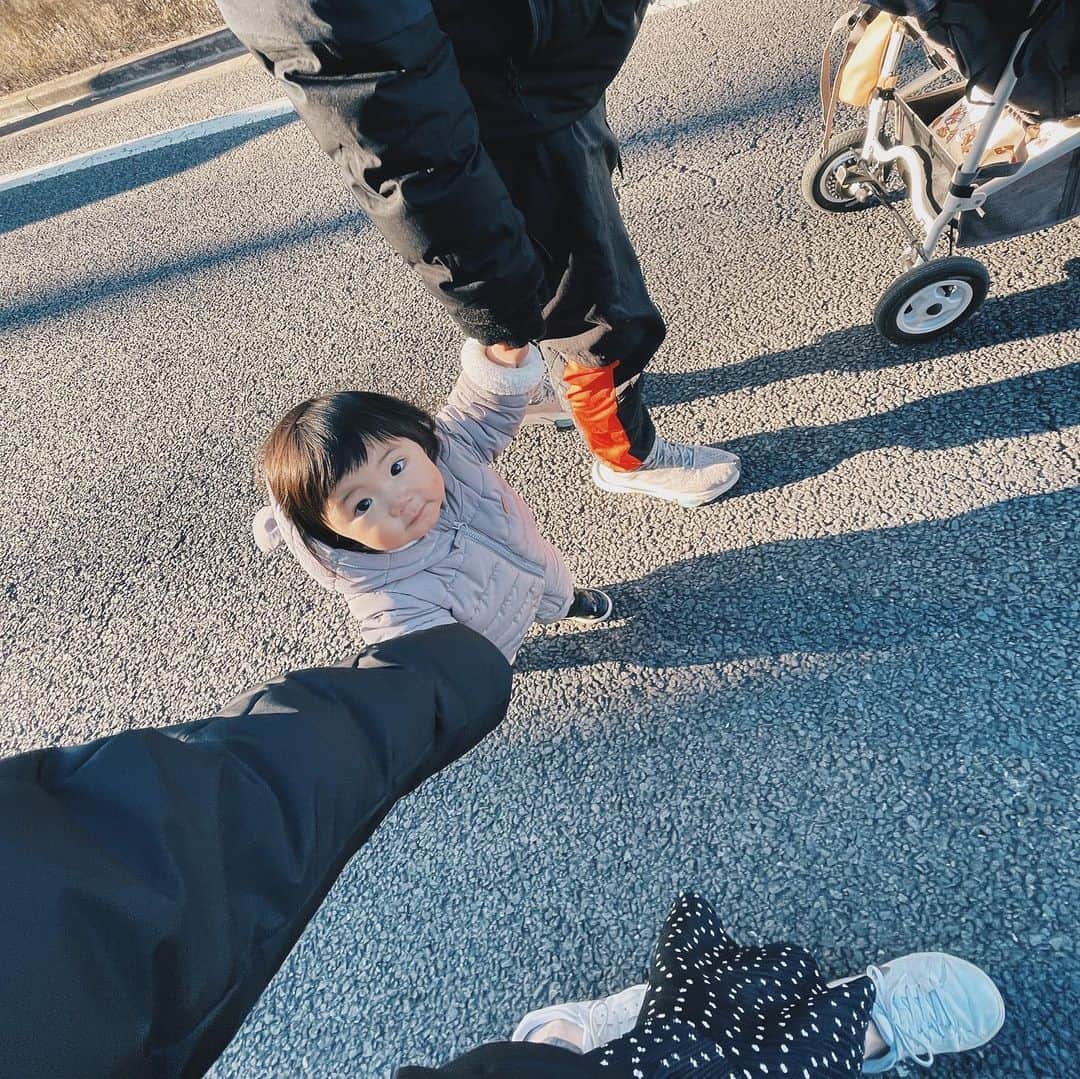 藤田可菜さんのインスタグラム写真 - (藤田可菜Instagram)「#ahappynewyear あけましておめでとうございます☺️ 今日は公園の帰りに 娘が手を繋いでくれました。 (いつもは自由に歩きたくて 手を繋ぐのを嫌がるのに...) 左手にはパパの手。 右手には私の手。 私達の顔を交互に見ながら 手を差し伸べてくれて 新年早々、 この上ない幸福感で満たされました。 今年は福岡にも広島にも帰省せず おうちで小さく正月を迎えて ちょっと寂しい気持ちだったけど 娘の笑顔に救われました。 この子の笑顔があれば どんな世の中でも強く生きていけるかな。 2021年は我が家にとって 大きな決断と変化の年です。 我が家もみなさんも 世界中の人がたくさん笑って 素晴らしい1年になりますように👏」1月1日 22時23分 - fujikana0219