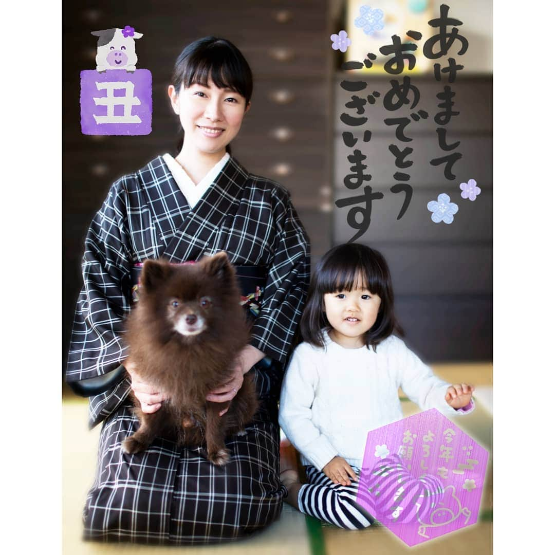 吉村美樹さんのインスタグラム写真 - (吉村美樹Instagram)「🎍明けましておめでとうございます🎍 2021年も引き続き、宜しくお願い致します☺再来月には、もう１人家族が増える予定です。そういった意味でも特別な年に、素晴らしい年にしたいと願っています。皆様にとっても、素晴らしい１年になりますように🐮♡ #新年のご挨拶 #明けましておめでとうございます #今年もよろしくお願い致します #笑う門には福来たる #2021 #2021年 #元日 #新しい年 #年賀状 #感謝 #2歳10ヶ月 #妊娠８ヶ月 #着物 #お着物 #モノトーンコーデ #モノトーン着物 #丑年 #🐮 #サトルジャパン #モデル #ママモデル #吉村美樹 #きもの日和」1月1日 22時25分 - yoshimuramiki0911