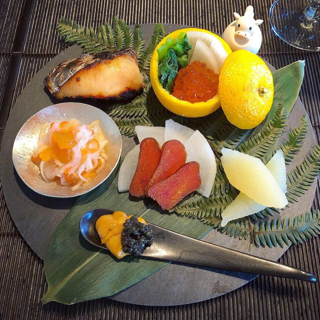 榊山敬代のインスタグラム：「🎍🍱…  ・ 今年はおせちをやめまして めでたい食材をもりつけて 新年お祝いプレートを制作  数の子ナマス西京焼きは 実家からいただきまして いつもありがとうのとき  🙏✨  柚子は中身をくり抜いて 器にしてみましたけれど 香りも良くてお気に入り  今年は寝正月気分で おうちでゆっくりと 新年を迎えて充実感  そして  今年はどんな年にしたいか 未来を描く新年のはじまり  🐮✏️… ・ ・ #happynewyear  #あけましておめでとうとうございます  #からすみ #カラスミ #雲丹 #うに #いくら #イクラ #数の子 #頂き物 🙏 #キャビア #caviar #お買い得で購入  #柚子 #器  #お正月 #ランチ #lunch #おうちランチ #おせち #Japanese #food #osechi #artist #cooking #おせちプレート #日本画家 の #盛り付け #お料理こんなもん」