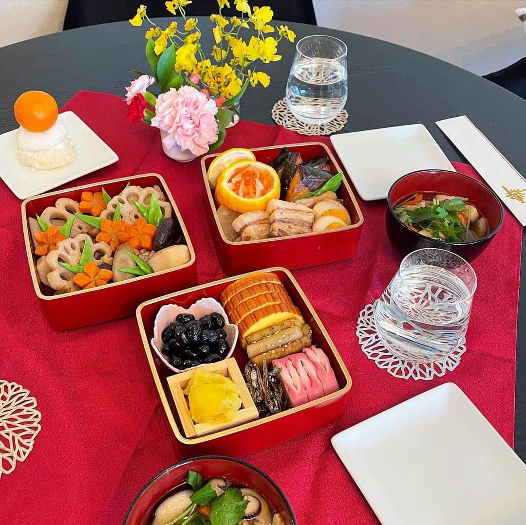 DJ YURiAのインスタグラム：「🎍🍱🎍  今年は初めておせちを作ってみま﻿ した✊🏻﻿ ﻿ 殻付きの海老や数の子は夫も私も﻿ あまり好きではなかったりで省略🙈﻿ リクエストの角煮を作りました☺️﻿ ﻿ 作ってみたら凄く楽しかったです🥰﻿ ﻿ 栗きんとんがさつまいもだった事が﻿ 1番の衝撃でした🍠﻿ ﻿ ﻿ 娘の好きなランキングは﻿ 1位　黒豆の煮物﻿ 2位　伊達巻﻿ 3位　お雑煮(餅なし)﻿ でした！﻿ ﻿ ﻿ 忘れないように反省点をメモ﻿ ◉計画性が足りなかった﻿ ◉重箱が小さすぎた﻿ ◉れんこんが大きすぎた﻿ ◉やっぱり海老あった方がカッコ良い﻿ ◉昆布巻きも欲しい﻿ ◉緑の葉と赤い実のやつも欲しい ◉お盆に置くパターンもかわいい ﻿ ﻿ ﻿ また来年のお正月にリベンジしたい﻿ 所存です🙈﻿ ﻿ ﻿ あ💡新潟の"のっぺい"も作りたい！﻿ 私のお正月のイメージはおせちより﻿ のっぺいなんだよなぁ。﻿ ﻿ 義母にも作り方を教わりたい！﻿ ﻿ ﻿ そんな反省と妄想と現実が交錯する﻿ 初めてのおせち作りでした🍱﻿ ﻿ ﻿ ﻿ おもちはホームベーカリーでもち米﻿ から作りました🙆🏻‍♀️﻿ 簡単でのびのびで好き♡﻿ ﻿ 小さい鏡餅が不恰好でやばいので﻿ これも改善の余地しかない笑﻿ ﻿ ﻿ 夜にはもう飽きたのでオムライスに﻿ したのですが少し焦がしました😂﻿ ﻿ ﻿ ﻿ 明日は初詣行こうかな⛩﻿ ﻿ ﻿ ﻿ ﻿#japanesefood  #cooking ﻿#お正月 #おせち﻿ #おせち作り  #おせち料理」