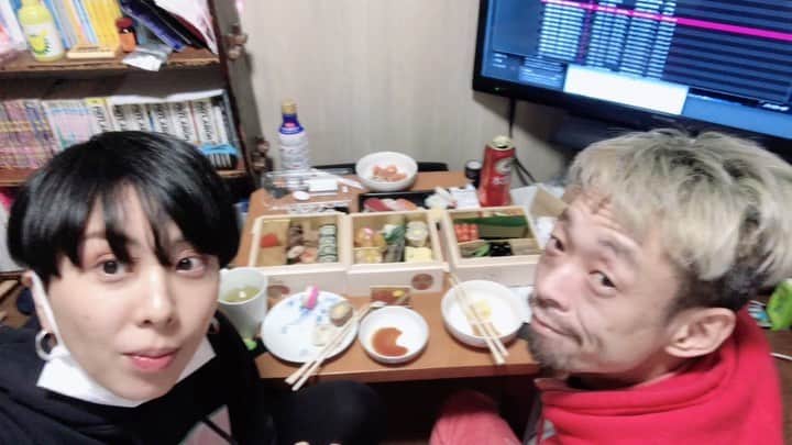 のインスタグラム：「2021年、はた初め。  早いな。  「おせちがあるよ」お呼ばれ。紅白お疲れ様でした。  今年も遊ぼう🥁🎸」