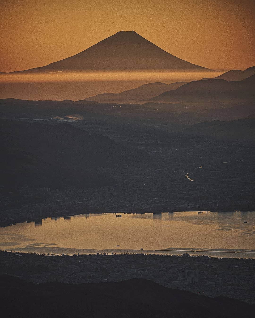 Berlin Tokyoのインスタグラム：「Let the new year begin, let it be filled with hopes, happiness and prosperity. Celebrate the beginning of a new decade with the view of Mt. Fuji glowing in the rising sun. Happy New Year 2021🎆 . 明けましておめでとうございます! 今年もよろしくお願いします。 . . . #Hellofrom #japan」