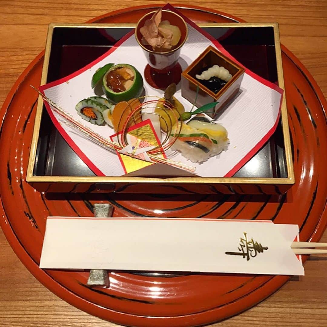 和泉佑三子さんのインスタグラム写真 - (和泉佑三子Instagram)「お正月の美味しいお節料理。 日本人で良かった🥢」1月1日 22時35分 - izumisae_official