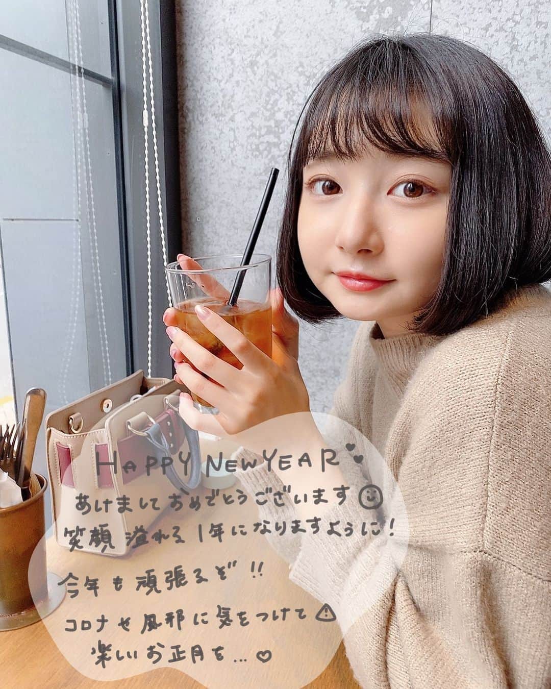 小室ゆらさんのインスタグラム写真 - (小室ゆらInstagram)「.﻿ ﻿ ﻿ あけましておめでとうございます🎍♡﻿ ﻿ 2021年になりましたね〜〜！﻿ 皆さんおせちは食べましたか🥺？？﻿ ﻿ 私は大好きなお餅を6個くらい食べて幸せです…﻿ ﻿ ﻿ 今年も小室ゆらをよろしくお願いします🙌🏻﻿ ﻿ ﻿ .」1月1日 22時35分 - komuro_yura_official