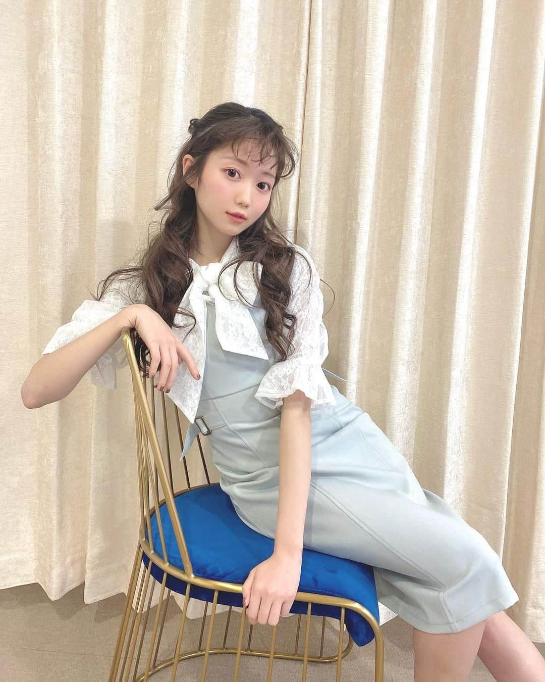 大谷映美里さんのインスタグラム写真 - (大谷映美里Instagram)「2021年🖤 あけましておめでとうございます🐄♡ ㅤㅤㅤㅤㅤㅤㅤㅤㅤㅤㅤㅤㅤ 新年初のお知らせは…🍽 titty&Co.さんとのコラボ服が完成しました🤍 わあああいヾ(*´∀｀*)ﾉヾ(*´∀｀*)ﾉ ㅤㅤㅤㅤㅤㅤㅤㅤㅤㅤㅤㅤㅤ ブラウス、ニットワンピ、ジャンスカの3アイテム！ 3アイテムとも3色展開です💕 全部可愛くて今回も自信たっぷりに皆さんにお届けできます♡♡ ㅤㅤㅤㅤㅤㅤㅤㅤㅤㅤㅤㅤㅤ ガーリーにもカジュアルにも着られて、 上品な丈感、隠したい部分は隠してくれる… どんな女の子にもおすすめできるお洋服たちを 作っていただきました☺️ ㅤㅤㅤㅤㅤㅤㅤㅤㅤㅤㅤㅤㅤ 今日から予約スタートしております🐇✨✨ 前回のコラボがとても好評で、今回に繋がりました。 本当に皆さんのおかげなの〜‼︎ありがとうございます🌸 ㅤㅤㅤㅤㅤㅤㅤㅤㅤㅤㅤㅤㅤ ①ワンショルニットワンピース 二の腕や体のラインを細く見せてくれるニットワンピ☁️ 丈感も長すぎず短すぎずの着やすい上品な丈に〜！ 1番のこだわりポイントはワンショルのリボン🎀 カラーの組み合わせも全部選ばせていただきました♡ さりげなく肌見せできて、ちょうど下着が隠れる位置にリボンがくるように😌 何気ないことかもしれないけど、大切なことかなって！ ワンショル大好きなのだけど、着る時いつも下着に困っちゃうからそれを解消できるものにしていただきました♡ 甘めのグレー、甘にも辛にも着られるアイボリー、上品なベージュ！ S.Mのサイズ展開で154㎝の私はSサイズ着用しています❤︎ ㅤㅤㅤㅤㅤㅤㅤㅤㅤㅤㅤㅤㅤ ②チュールレイヤードボウタイブラウス 1枚持ってるとかなり使えるレースブラウス👼🏻 かなりかわいい！理想のブラウスになりました♡ ガーリーなスタイルにはもちろん、デニムやパンツ合わせでちょっとカジュアルに着てみたり… 春から夏、秋口までも着ていただけるかなぁと💖 王道のオフホワイト、お洒落感満載のベージュ、大人っぽいピンク！ こちらはフリーサイズです❤︎ ㅤㅤㅤㅤㅤㅤㅤㅤㅤㅤㅤㅤㅤ ③サイドバックルミディジャンスカ スタイリング次第でガーリーにもカジュアルにも♡ ウエストの位置を高く見せてくれてかなりスタイルアップして見えるよ〜🥰🍑 ヴィンテージ感のある肩のボタンと腰のバックルもポイント👑 爽やかなライトブルー、合わせやすいベージュ、カジュアルにも着られるデニム！ S.Mのサイズ展開で154㎝の私はSサイズ着用しています❤︎ ㅤㅤㅤㅤㅤㅤㅤㅤㅤㅤㅤㅤㅤ ☑︎アイテムの詳細や販売については 最後に貼った画像と、tittyさんのWEBLOOKを見てね💗✨ ㅤㅤㅤㅤㅤㅤㅤㅤㅤㅤㅤㅤㅤ 1月1日〜31日までの受注生産です！！ お店では試着もしていただけるので、ゆっくり悩んで 決めて下さいね😌💕 ㅤㅤㅤㅤㅤㅤㅤㅤㅤㅤㅤㅤㅤ 2021年も可愛いとわくわくをお届け出来る様に頑張ります♡ titty&Co.さん、今回も素敵なお洋服をありがとうございます！ ㅤㅤㅤㅤㅤㅤㅤㅤㅤㅤㅤㅤㅤ みなさんどれが気になりましたか？☺️ 今回も可愛いお洋服ちゃん達をよろしくお願いします！ ㅤㅤㅤㅤㅤㅤㅤㅤㅤㅤㅤㅤㅤ #tittyandco #ティティーアンドコー 🐈」1月1日 22時40分 - otani_emiri