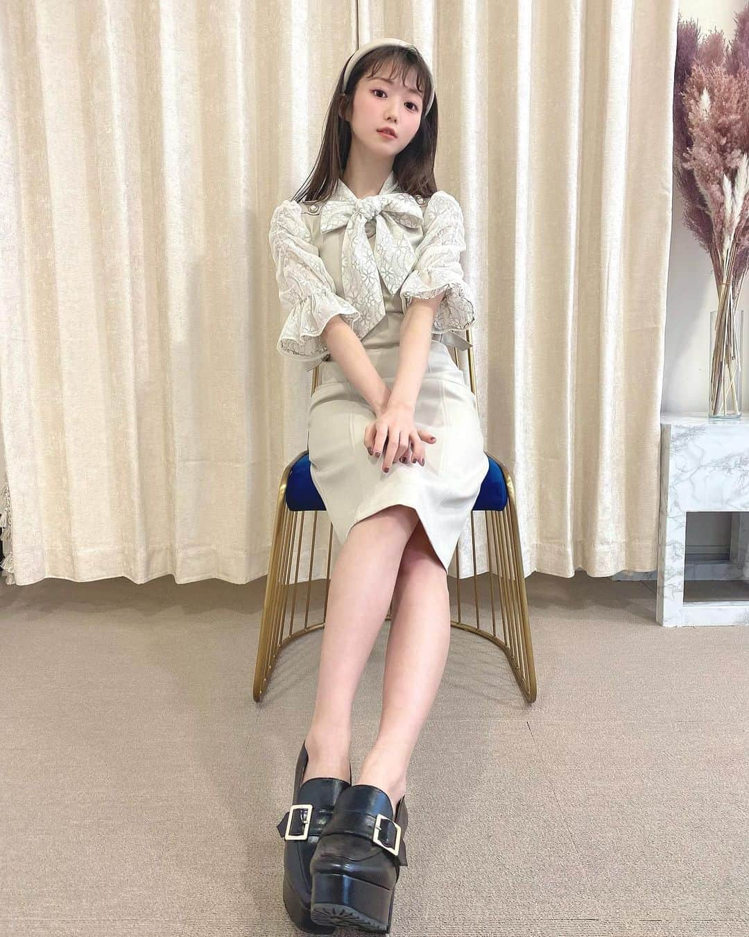 大谷映美里さんのインスタグラム写真 - (大谷映美里Instagram)「2021年🖤 あけましておめでとうございます🐄♡ ㅤㅤㅤㅤㅤㅤㅤㅤㅤㅤㅤㅤㅤ 新年初のお知らせは…🍽 titty&Co.さんとのコラボ服が完成しました🤍 わあああいヾ(*´∀｀*)ﾉヾ(*´∀｀*)ﾉ ㅤㅤㅤㅤㅤㅤㅤㅤㅤㅤㅤㅤㅤ ブラウス、ニットワンピ、ジャンスカの3アイテム！ 3アイテムとも3色展開です💕 全部可愛くて今回も自信たっぷりに皆さんにお届けできます♡♡ ㅤㅤㅤㅤㅤㅤㅤㅤㅤㅤㅤㅤㅤ ガーリーにもカジュアルにも着られて、 上品な丈感、隠したい部分は隠してくれる… どんな女の子にもおすすめできるお洋服たちを 作っていただきました☺️ ㅤㅤㅤㅤㅤㅤㅤㅤㅤㅤㅤㅤㅤ 今日から予約スタートしております🐇✨✨ 前回のコラボがとても好評で、今回に繋がりました。 本当に皆さんのおかげなの〜‼︎ありがとうございます🌸 ㅤㅤㅤㅤㅤㅤㅤㅤㅤㅤㅤㅤㅤ ①ワンショルニットワンピース 二の腕や体のラインを細く見せてくれるニットワンピ☁️ 丈感も長すぎず短すぎずの着やすい上品な丈に〜！ 1番のこだわりポイントはワンショルのリボン🎀 カラーの組み合わせも全部選ばせていただきました♡ さりげなく肌見せできて、ちょうど下着が隠れる位置にリボンがくるように😌 何気ないことかもしれないけど、大切なことかなって！ ワンショル大好きなのだけど、着る時いつも下着に困っちゃうからそれを解消できるものにしていただきました♡ 甘めのグレー、甘にも辛にも着られるアイボリー、上品なベージュ！ S.Mのサイズ展開で154㎝の私はSサイズ着用しています❤︎ ㅤㅤㅤㅤㅤㅤㅤㅤㅤㅤㅤㅤㅤ ②チュールレイヤードボウタイブラウス 1枚持ってるとかなり使えるレースブラウス👼🏻 かなりかわいい！理想のブラウスになりました♡ ガーリーなスタイルにはもちろん、デニムやパンツ合わせでちょっとカジュアルに着てみたり… 春から夏、秋口までも着ていただけるかなぁと💖 王道のオフホワイト、お洒落感満載のベージュ、大人っぽいピンク！ こちらはフリーサイズです❤︎ ㅤㅤㅤㅤㅤㅤㅤㅤㅤㅤㅤㅤㅤ ③サイドバックルミディジャンスカ スタイリング次第でガーリーにもカジュアルにも♡ ウエストの位置を高く見せてくれてかなりスタイルアップして見えるよ〜🥰🍑 ヴィンテージ感のある肩のボタンと腰のバックルもポイント👑 爽やかなライトブルー、合わせやすいベージュ、カジュアルにも着られるデニム！ S.Mのサイズ展開で154㎝の私はSサイズ着用しています❤︎ ㅤㅤㅤㅤㅤㅤㅤㅤㅤㅤㅤㅤㅤ ☑︎アイテムの詳細や販売については 最後に貼った画像と、tittyさんのWEBLOOKを見てね💗✨ ㅤㅤㅤㅤㅤㅤㅤㅤㅤㅤㅤㅤㅤ 1月1日〜31日までの受注生産です！！ お店では試着もしていただけるので、ゆっくり悩んで 決めて下さいね😌💕 ㅤㅤㅤㅤㅤㅤㅤㅤㅤㅤㅤㅤㅤ 2021年も可愛いとわくわくをお届け出来る様に頑張ります♡ titty&Co.さん、今回も素敵なお洋服をありがとうございます！ ㅤㅤㅤㅤㅤㅤㅤㅤㅤㅤㅤㅤㅤ みなさんどれが気になりましたか？☺️ 今回も可愛いお洋服ちゃん達をよろしくお願いします！ ㅤㅤㅤㅤㅤㅤㅤㅤㅤㅤㅤㅤㅤ #tittyandco #ティティーアンドコー 🐈」1月1日 22時40分 - otani_emiri