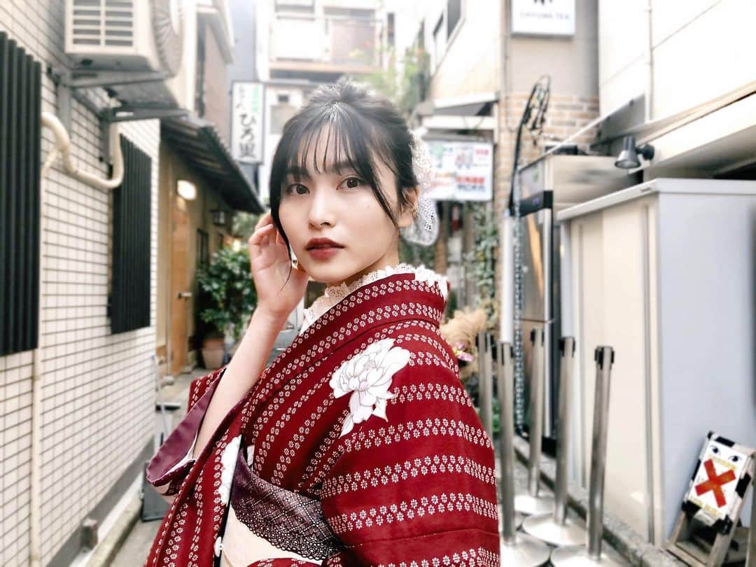 福岡聖菜さんのインスタグラム写真 - (福岡聖菜Instagram)「あけましておめでとうございます  2020年は沢山のことを考えた年でした。 そんな中で振り返ってみて思ったことは1人だけでは生きていけないんだなということ。  まだまだ直接会う機会はなかなかないですが 皆さんとそして大切な人達とたくさん話して夢を見られる、そんな一年にできますように😉🌸  この着物姿は1月5日配信の 48Timesにて特集して頂くものです! https://www.48times.com/  赤の和服をリクエストして いつもより少し甘めなテイストで浅草をぶらり。 公開お楽しみに〜  #浅草　#着物　#大正ロマン  #新成人　#akb48」1月1日 22時36分 - seina___ff