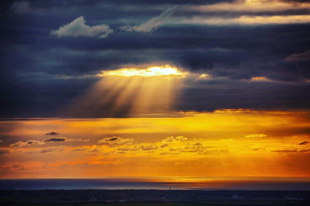 のインスタグラム：「New dawn new year, out of darkness comes light. Happy 2021!」