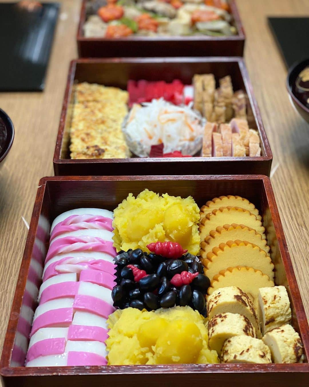 渋佐和佳奈のインスタグラム：「明けましておめでとうございます🎍⛩ 今年は母と姉とお節料理を作って(全てではないけど😝)、お家で過ごすお正月。  親戚のみんなに会えないのは寂しいけど、今はお互いのために我慢我慢！  心の底から安心できる日が来たら、思う存分会いに行こう！🌈 そんな日が一日も早く訪れますように🌅  2021年もよろしくお願いします😊🎍  #2021 #お正月　#元日　#お節料理　#アナウンサー #渋佐和佳奈」