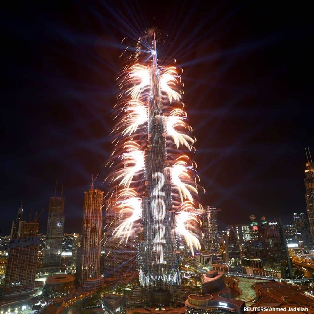 ABC Newsさんのインスタグラム写真 - (ABC NewsInstagram)「Fireworks explode from the Burj Khalifa, the tallest building in the world, during New Year celebrations in Dubai. #dubai #newyear」1月1日 22時44分 - abcnews