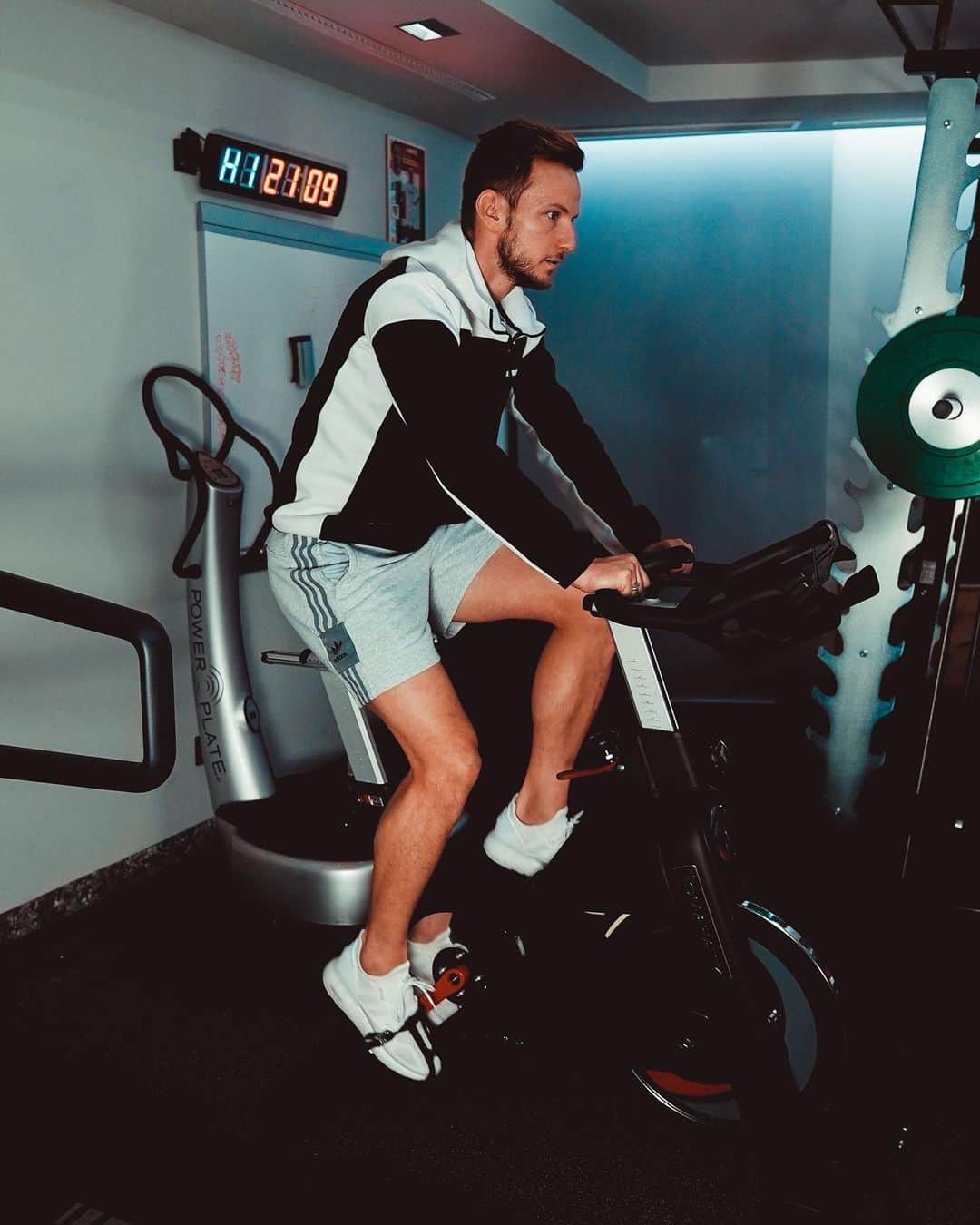 イヴァン・ラキティッチのインスタグラム：「NO DAY OFF! This is how we start #2021! Ready for the Seville derby! Así se empieza el 2021! Preparado para el gran derbi Sevillano! ⚔️⚪️🔴 #VamosMiSevilla #SevillaFC @sevillafc」