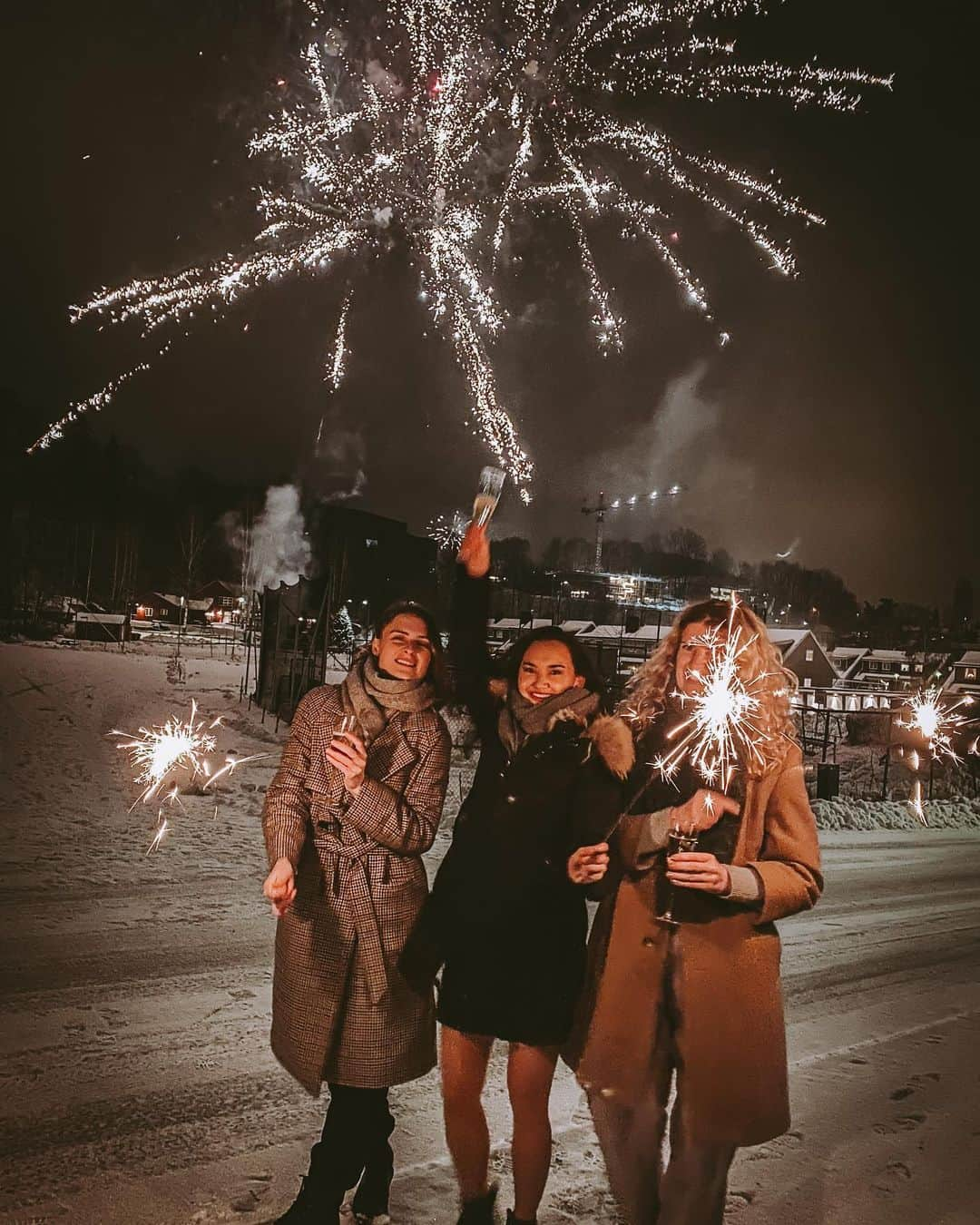 カミラ・ヤシェムのインスタグラム：「Happy New Year🥳🎊 ✨2021✨」