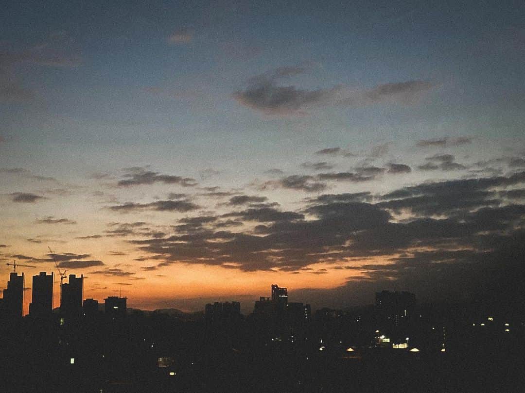 プニエル のインスタグラム：「Unrealistic to say I hope you only have good days in 2021 but I hope everyone can try to have a more optimistic mind. That’s gonna be one of my New Years resolutions! Still Hoping 2021 to be an awesome year for everyone. Fighting everyone!  (Pic of the first sunrise of 2021)   2021년에 행복 한 일 만 있길바란다고 하면 너무 비현실적이니까 모두가 조금 더 긍정적인 마음을 갖일수있길 바래요.  제 새해 목표 중 한개! 그래도 2021년도에 좋은 일 많았으면 좋겠어요. 화이팅입니다 여러분 ! (새해 첫 해 돋이)」