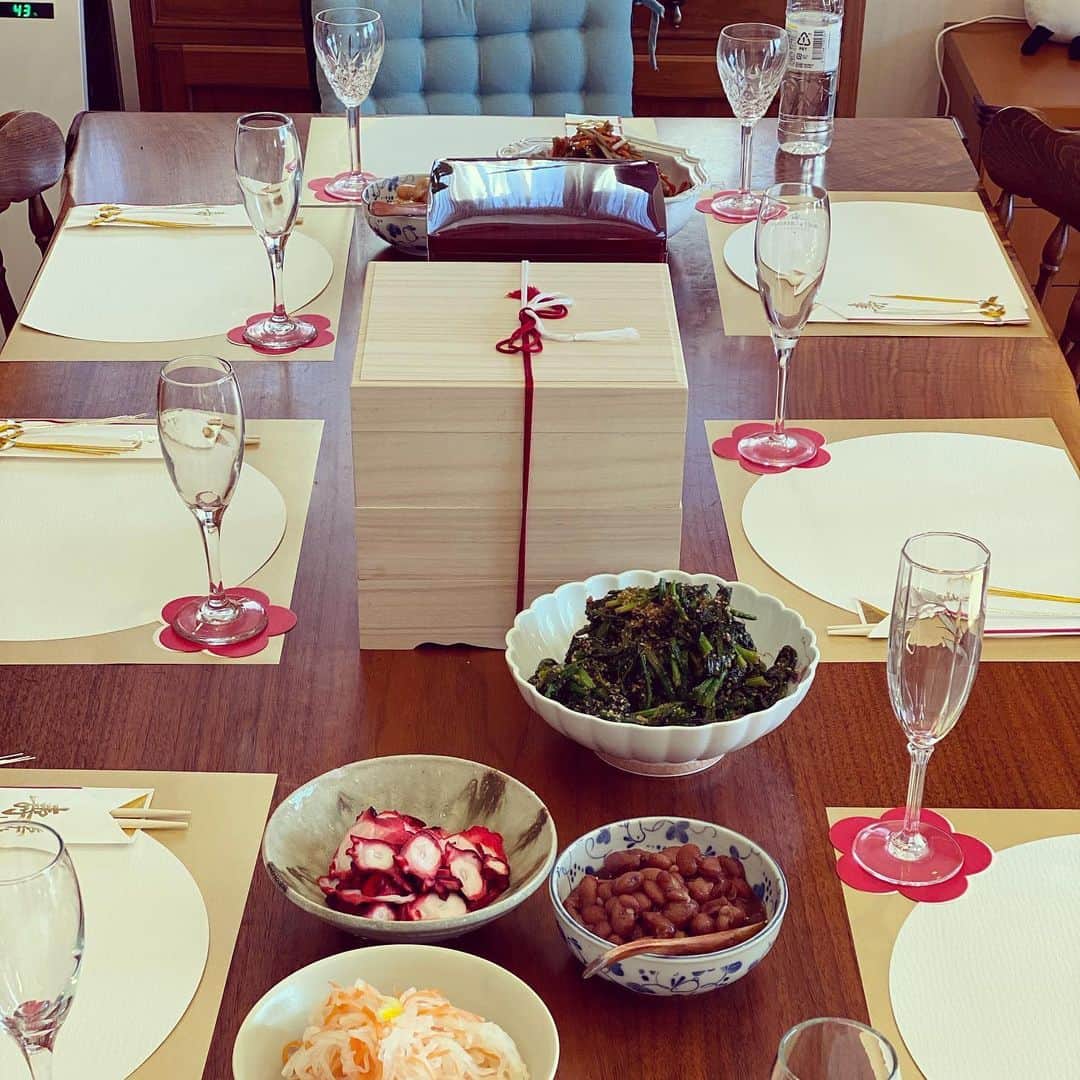 小泉里子さんのインスタグラム写真 - (小泉里子Instagram)「お昼からは、実家でエンドレスに食べまくる。 お節からの お赤飯からの お餅からの お節からの お赤飯からの お餅…を何ルーティーンしたか。 間にアイスとおやつも挟みつつ 夜は焼きガニ🦀  帰りに8人前くらいのお赤飯と大量の餅をお土産にもらい、明日もまた…恐ろしいほど食べれるよ。  どんだけ食べても、お腹はもともとはち切れそうだから、罪悪感なし。それもまた怖し。  夜は、ビンゴ大会。 あ〜楽しかった！」1月1日 22時47分 - satokokoizum1
