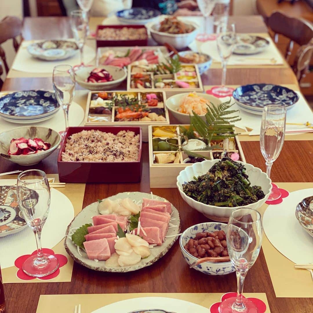 小泉里子さんのインスタグラム写真 - (小泉里子Instagram)「お昼からは、実家でエンドレスに食べまくる。 お節からの お赤飯からの お餅からの お節からの お赤飯からの お餅…を何ルーティーンしたか。 間にアイスとおやつも挟みつつ 夜は焼きガニ🦀  帰りに8人前くらいのお赤飯と大量の餅をお土産にもらい、明日もまた…恐ろしいほど食べれるよ。  どんだけ食べても、お腹はもともとはち切れそうだから、罪悪感なし。それもまた怖し。  夜は、ビンゴ大会。 あ〜楽しかった！」1月1日 22時47分 - satokokoizum1