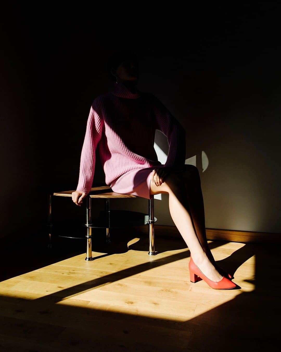 ミラショーンさんのインスタグラム写真 - (ミラショーンInstagram)「Details of a sun bath. ⠀ ⠀ ⠀ ⠀⠀ #milaschon #sun #lightsandshadows #pinkdresses #fashioneditorial #totalpink」1月1日 22時57分 - milaschon_official