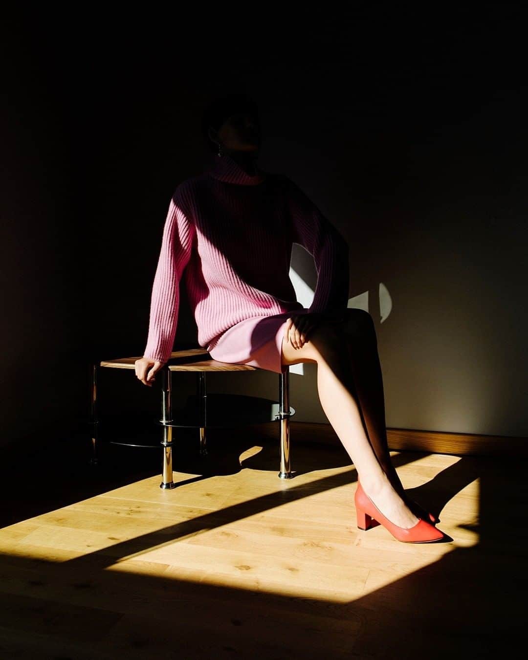 ミラショーンのインスタグラム：「Details of a sun bath. ⠀ ⠀ ⠀ ⠀⠀ #milaschon #sun #lightsandshadows #pinkdresses #fashioneditorial #totalpink」