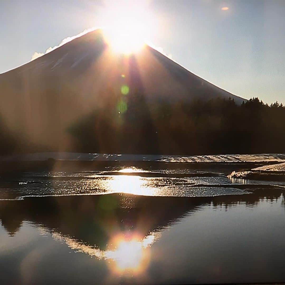 松室麻衣さんのインスタグラム写真 - (松室麻衣Instagram)「あけましておめでとうございます😊  2021年、いつも通り出来ることをコツコツと。  直感とチャレンジ精神を大事に勉強もしたい。何よりも人との繋がりを大切に感じながら歩みたい。  #2021 #春から息子は小学生 #母も頑張る #ピカピカボックス2021 #当たって良かったね」1月1日 22時51分 - mai_matsumuro