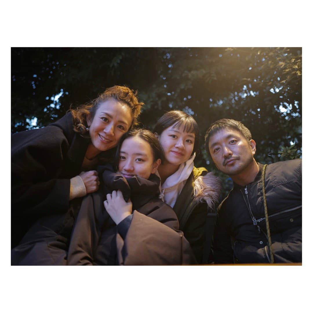 のインスタグラム：「Happy New Year✨  昨年お世話になった皆様 ありがとうございました。  今年も楽しく過ごして行きたいと。 嫌なこと、辛いことも ないわけがない。 けどどこにフォーカスするかだよね〜 と最近よく友人と話します。 ほんとそうだと思う！  総じて楽しく！  今年も宜しくお願いします🎍✨  毎年元旦に行く増上寺。 毎年日暮れになってしまうw そんな元旦。  隣の @lepainquotidienjp でコーヒー飲みながら 家族写真が 恒例になりつつあります。  今年は子供たちは中3 セリは受験生！ がんばれ〜！  #happynewyear #元旦 #増上寺 #初詣 #今年は空いてたわ  @strama_official でもらった2021メガネが今年も大活躍です👓」