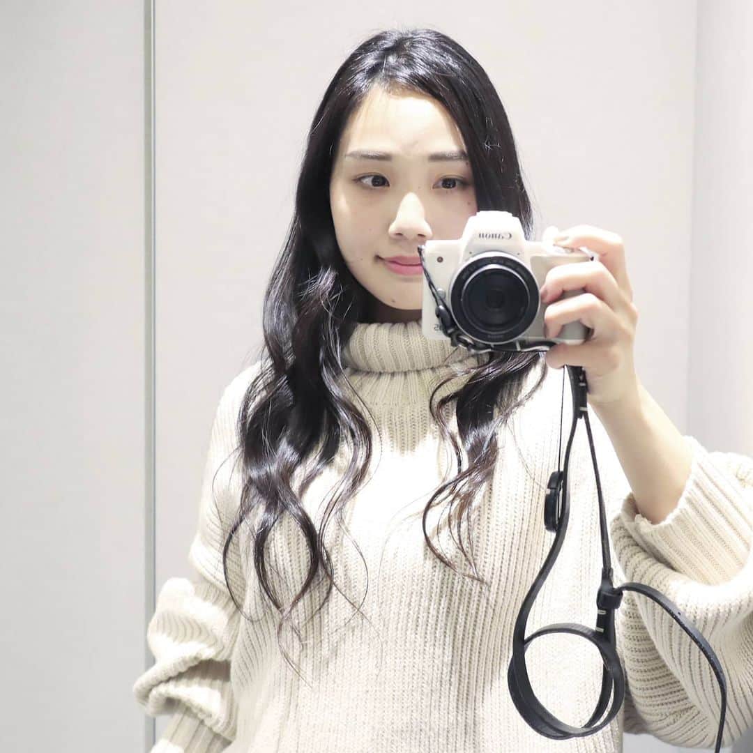 Eri Satoのインスタグラム：「｡⋆*ᴴᴬᴾᴾᵞ ᴺᴱᵂ ᵞᴱᴬᴿ*⋆｡ · 皆様2021年もよろしくお願い致します！！ 今年は息子が小学校、 娘が幼稚園に入るので 自分の自由な時間が増える～🤣🤣🤣 メリハリつけて過ごせますように😂 · 写真は先月の美容納め @lillyshibuya で あっしー ( @lilly_assy )にトリートメントしてもらったよ✨ 髪も巻いてもらって綺麗に😊 自分で巻くと重たくなっちゃって結局まとめちゃうんだけど あっしーに巻いてもらうと軽くなるからさすが👏 · 渋谷駅近くの美容室なのでぜひチェックしてね💛 【Lilly shibuya】 東京都渋谷区道玄坂２-16-7 花菱ビル9F · 今年は髪切ろうかな～悩むな～😂 · · #lillyshibuya#渋谷#渋谷サロン#美容室#トリートメント#ゆる巻き#美容」