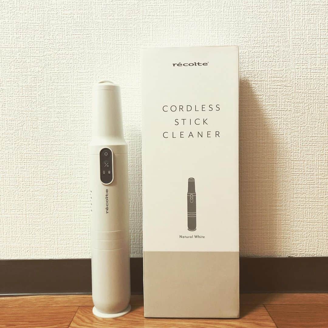 脇田唯のインスタグラム：「🧹 めっちゃラッキー！ 【レコルト ラッキー家電の当たり付き！開運色みくじ占い2021年】キャンペーンで、当たりましたー🎉  めっちゃいいです✨ 掃除機も、 もちろん持ってますけど、 いちいち大きいの出すの面倒なときありません？  あと、テーブルとかの小さいゴミとか、お風呂上がりの洗面所の髪の毛のとか、ササッと気になるところを掃除したいとき！  これ、めちゃいいー！！ コンパクトだし、置いててもおしゃれだし、最高！  本当にいいです！！  2021年、運気上がる感じ満々！  #ラッキー家電 #レコルト #recolte #コードレス掃除機  #コードレススティッククリーナー  #おすすめ」