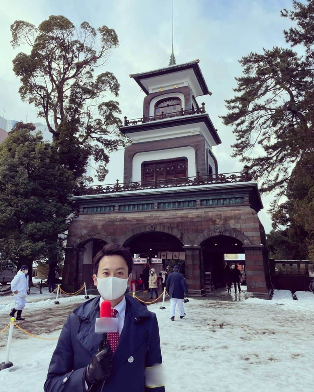飯田嘉太のインスタグラム：「新年あけましておめでとうございます🎍🗻 ・ ・ 去年同様、元旦が仕事始め☺️ ロケに行ってきました〜🎤 ・ ・ 今年は色々な場所で様々な仕事が出来ることを願っています😌 ・ ・ 皆さま今年もよろしくお願いいたします✨  #石川テレビ #石川さん #livenews #イット #謹賀新年 #元旦 #仕事始め #🐮 #アナウンサー #飯田嘉太」