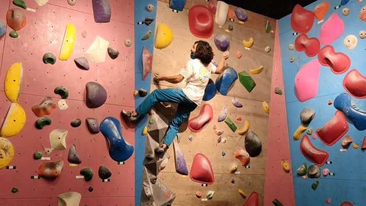 ハキム・カスバンのインスタグラム：「⁣⁣⁣ Fun NYE evening out at @bffclimb.boulderzone⁣⁣⁣ ⁣⁣⁣ I don’t think this is the beta for this route but hey it felt nice and smooth~ ⁣⁣⁣(edit: this IS the beta) ⁣⁣⁣ It was my first visit and I didn’t know there was a carnival style event going on - that and good company made me climb more than I thought I would - scored enough for a pack of chalk at the end of the session. ⁣⁣⁣ ⁣⁣⁣ It was a pretty shit year but just a quick shoutout to the new friends (also reconnecting with older ones) I made through climbing in the last couple of months, thanks for adopting this competition retiree into your community/circle. That’s definitely one thing I’m thankful for at the turn of the year. ⁣⁣⁣ ⁣⁣⁣ @hafircurls thanks for capturing this!⁣ Distinct voices: @latifrox @nidiamarssa⁣⁣⁣ ⁣⁣⁣ @heavy.japan⁣⁣⁣ ⁣⁣⁣ #climbing #bouldering」