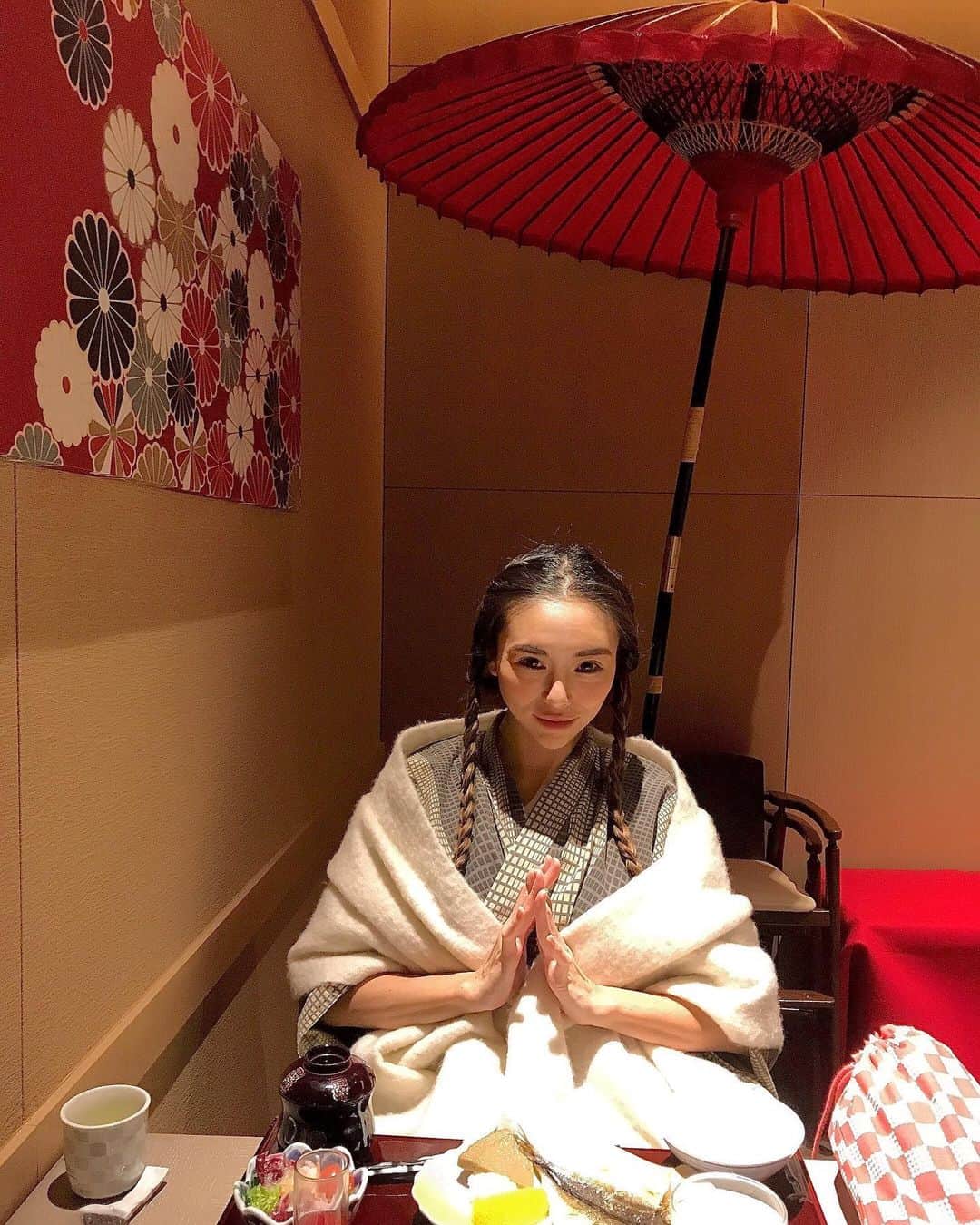 のインスタグラム：「新年明けましておめでとうございます🎍🌅🎍 今年もどうぞよろしくお願い致します🐮💕 素敵な1年になりますように🌈🕊✨  何年振りよ！？な年越しオフだったので☑︎スーパー大掃除 ☑︎年越し蕎麦作り ☑︎おせち作り めっちゃ大満足に出来た😊ほんとは毎年蟹さんがいるんだけど🦀もーすぐグランドハイアットの食べ放題に行くので我慢🙌  #hello2021 #happynewyear #お正月 #謹賀新年 #明けましておめでとうございます #2021 #おせち料理」