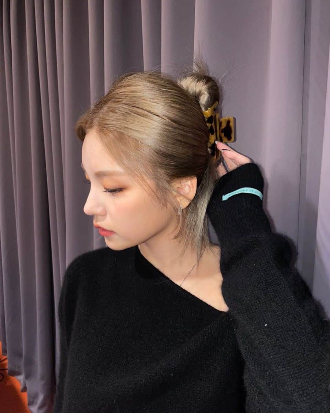 ITZYさんのインスタグラム写真 - (ITZYInstagram)「빈틈있지 많이 사랑해주세요🖤」1月1日 23時03分 - itzy.all.in.us