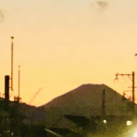 愛華みれさんのインスタグラム写真 - (愛華みれInstagram)「2021☺️本年も、よろしくお願いいたします🍀  家から見える富士山と、😁⤴️⤴️  鹿児島、佐多岬の初日の出🆕🌄」1月1日 23時14分 - mireaika