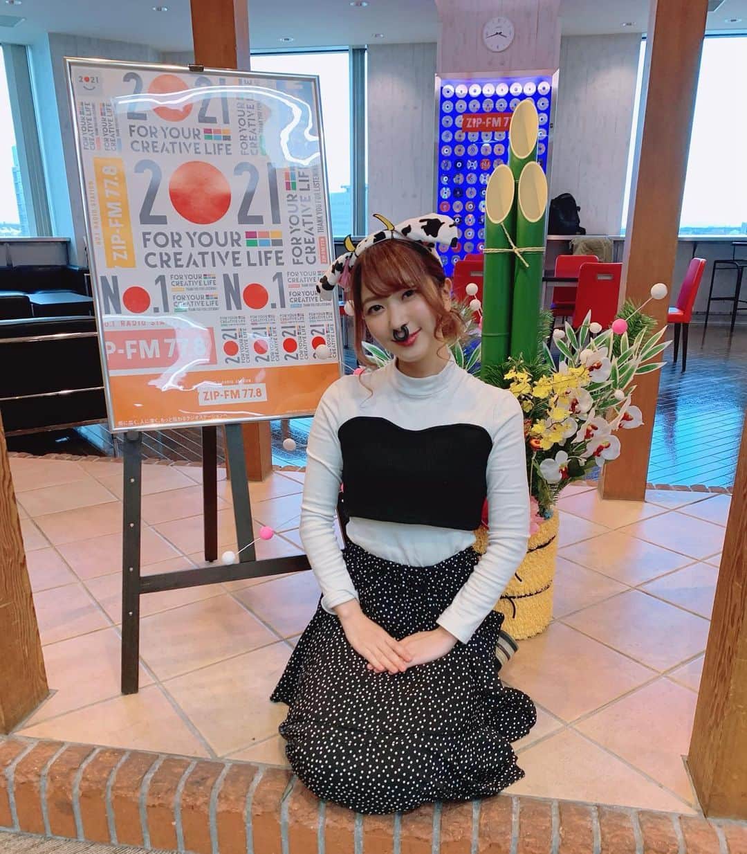 白井奈津さんのインスタグラム写真 白井奈津instagram あなたのお耳の親戚 白井奈津です だいぶ元気な元日でした 今年もわちゃわちゃ よろしくお願い致します Zipfm Hoorayhoorayfriday 自分から出た声に自分でびっくりすることもあるし 自分から自分に