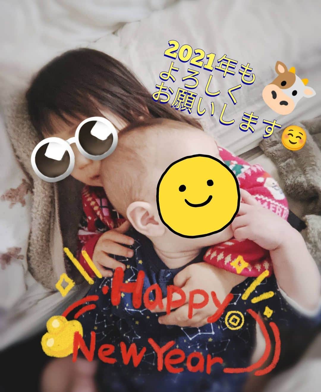 畠山智妃のインスタグラム：「🎍謹賀新年🎍 2021年🐮が明けました(*´∀｀*)  昨年は、世界中で大変なこととなってしまいましたが…。  我が家も新しい命が生まれ、慌ただしく楽しく賑やかな1年でした。  まだまだ頭の中は子供のことでいっぱいですが我が家の未来を明るくしたいというか希望でいっぱいにしたいというか幸せにしたいというか… 日々、わたしに何ができるかなあー？と色々考えておりました。  子供のために子供のことばかり考えると、どうしてもすべてが内側にしか向かなくって、心が窮屈に感じてしまうことがあるのでなるべく外の世界に目を向けて、何かしら目標を持ったり気分転換したり、 はたまた…働いてみたり…歌ってみたり…走ってみたり…  私が私のために私なりにできることをして、充実させていけたらなあーと思います☺  2021年、明るい未来が訪れますように✨✨✨  モー🐮モー🐮モー🐮モー🐮モー🐮モー🐮  #謹賀新年　#2021年 #丑年　#子育て　#復帰」