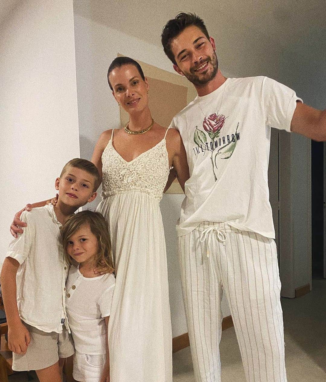 フランシスコ･ラチョースキーのインスタグラム：「Feliz ano novo!! Happy new year!! Let’s go 2021 🎉 we made it!!!! Hahahahaha」