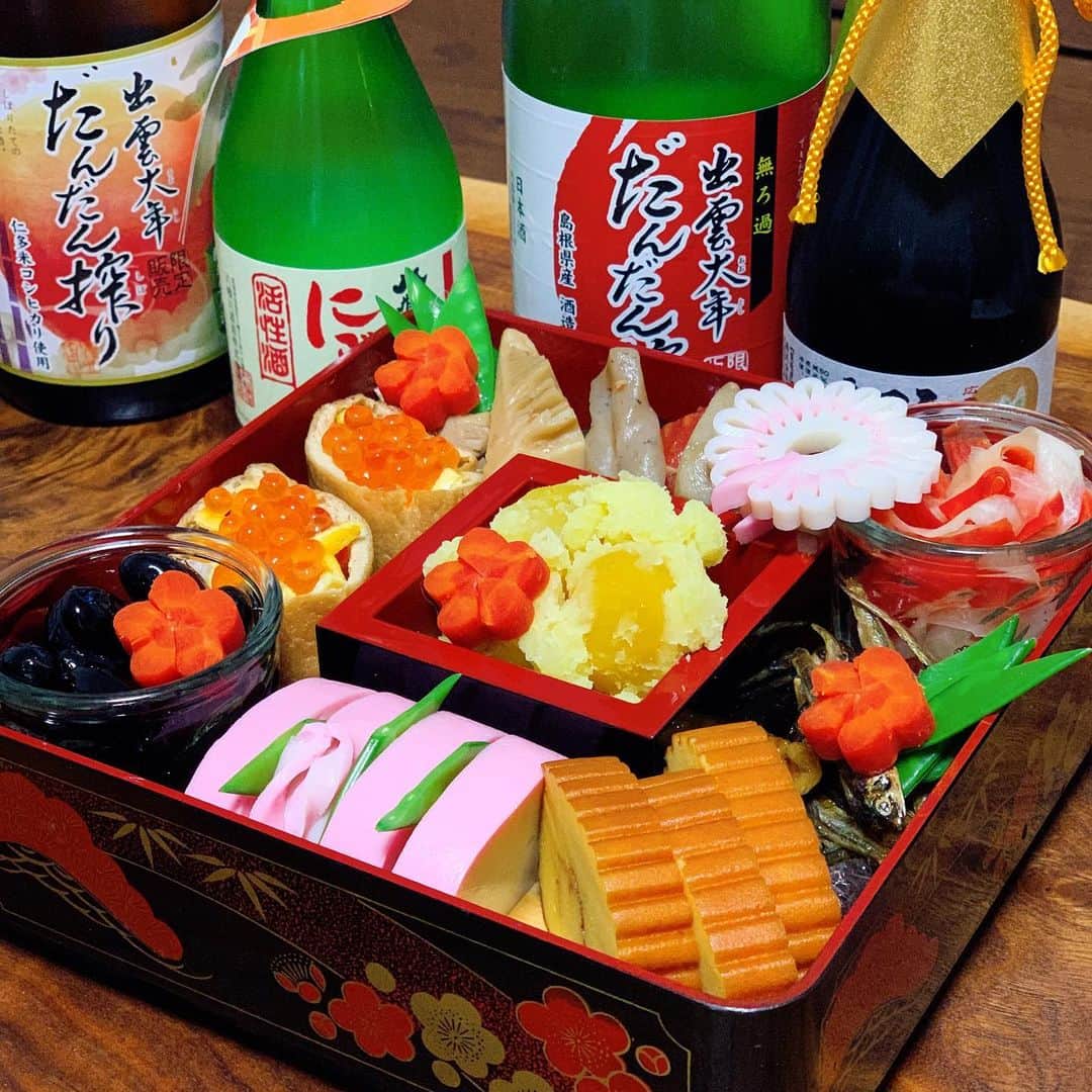 柏木美里のインスタグラム：「元旦から日本酒が沢山届いて嬉しい〜 今日は一日飲んでました😼✨  #日本酒持ってきてくれた配達のお兄さんが蟹も持ってたけどウチのじゃなかった #おせち #japanesefood #お正月 #2021」