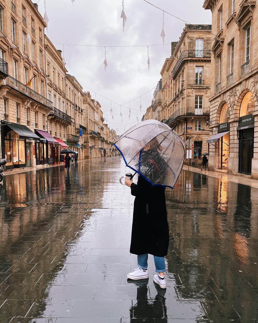 レイチェル・スカーステンのインスタグラム：「Rain and shine, I’m deeply grateful for both this year past, and this year anew. Wishing you all a very happy, healthy, adventurous and love filled New Year ❤️」