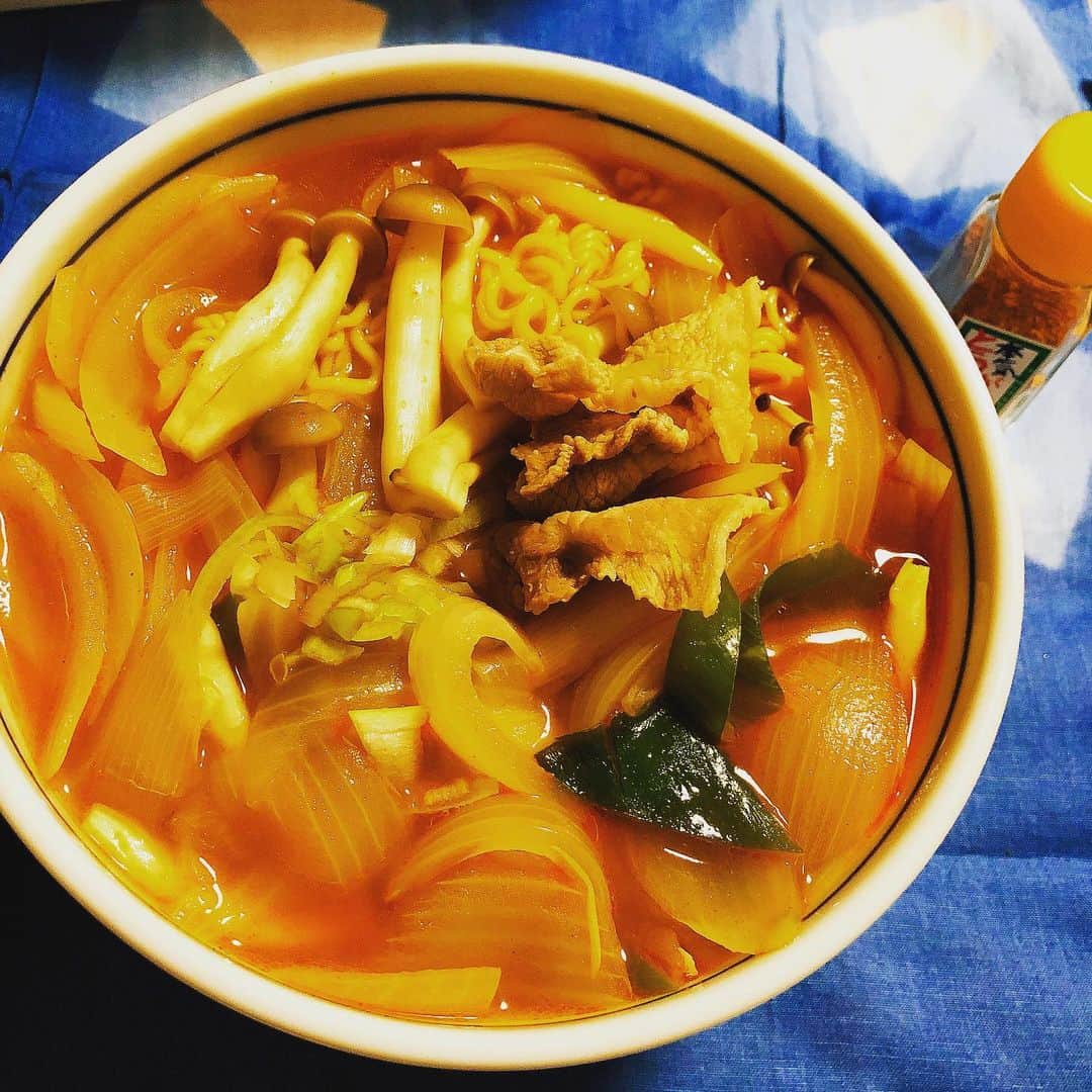 吉岡麻由子のインスタグラム：「#麺#お家麺﻿ #🍜﻿ #麺初め  ﻿ 寒い！あったかい麺を食べなきゃ！！﻿ ﻿ #袋麺#赤から #寿がきや﻿ ﻿ #玉葱#葱#しめじ﻿ #豚こま 具たっぷりにしました♪ ﻿ 辛味が足りなくて﻿ #本気とうがらし﻿ #🌶﻿ #😋」