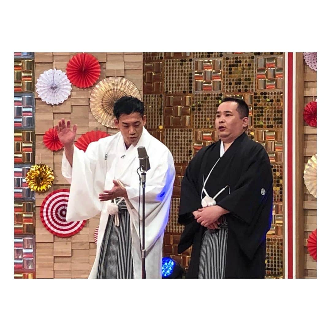 駒場孝のインスタグラム：「明けましておめでとうございます！  内海は国からのなんらかの賞をもらってないとおかしいくらいの立ち姿。  今年もよろしくお願いします！」