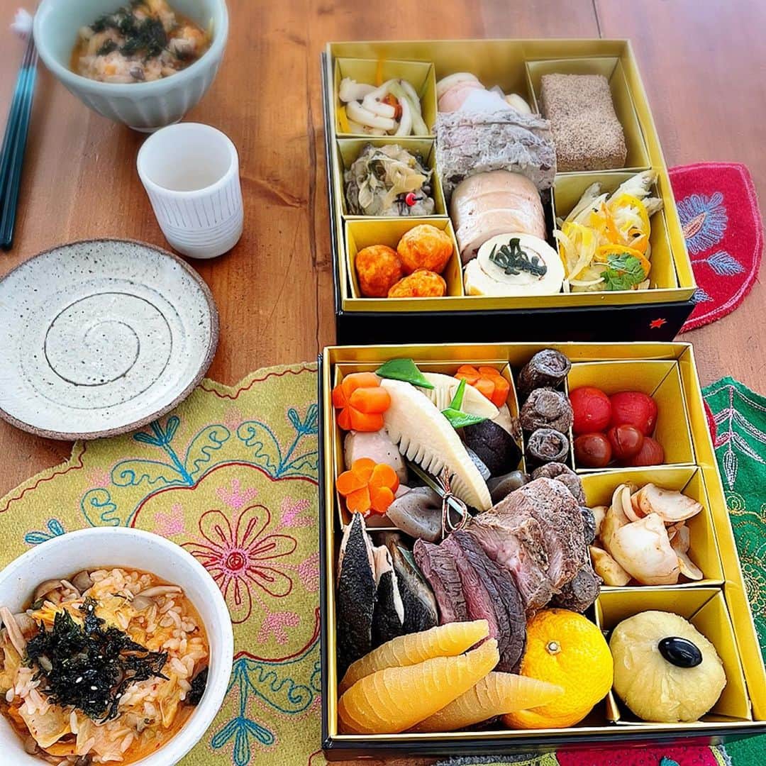 沢口千恵のインスタグラム：「あけましておめでとうございます。  今年ははじめて自分でつくらず お節を買ってみました。  わくわくがつまってて宝箱みたいで とても嬉し&楽しでした。  お雑煮は夕飯に。  お正月は韓国の親戚のつくる コムタンスープ&テグタンスープが恋しいです。  牛骨を煮込んでつくってみたりしたけど ちゃんと習わないとだめみたい。  今年の私のテーマは“勇気”です。 臆病にならないこと！  観たい世界のためにこつこつ準備します。  本年もよろしくお願いします！」