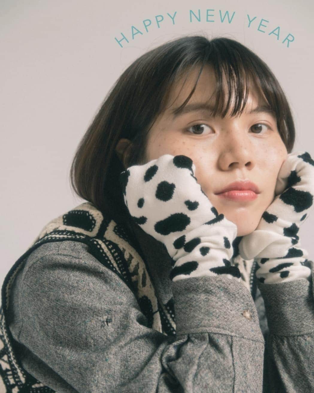 近藤笑菜のインスタグラム：「明けましておめでとうございます！🎍 . 2020年は本当に苦楽共にコロナ渦の中で、な年でしたが。 個人的にも、結婚、事務所退所、リモート演劇への出演、自身企画・プロデュース・主演映画の始動、そして撮影、などなど。すごく変化と挑戦の多い一年だったなぁと思う。 . こうやって並べるとすごく行動的な人間のように見えるのだけど、笑 実際は昨年、色々と発表できるまでに自分の中で鬱々と悩んでいる時期がすごく長かった気がします。暗く長いトンネルのような。 今だから言えるけど、けっこう本気で落ちていた時期もあり😳 その時話を聞いてくれて救ってくれた友人には今でも本当に感謝でいっぱいだし、何より心と身体の健康がほんとに大切だし、頑張らなくてもいいからただ生きてゆくことの重要さみたいなものを痛感した年だった気がする。 人間、案外脆いものよね。 だからこそ、まずは自己管理と思いつつ、同じように無力感を感じていたりする人たちに少しでもパワーをお裾分けできるよう、今後もお芝居で作品と共に発信していきたいなぁ、と。 改めて今、強く思っている。 . 2021年はどういう年にしようか🌅 . 今までは、これ！という抱負を掲げてみることが多かったのだけど、今年はなんだか違う風を吹かせてもいいのかもと。思っていたり🐄 具体的にやりたいことはいくつもあるのだけど、それ以外は、変に自分を縛ることなくのびのびとやっていけたらいいな～～ 自身企画映画を年末に撮り終えた今、本当に改めて私は自力より周りの人たちの他力をむちゃくちゃいただいてやってこれている人間だし、本当に素敵な方々との出会い、大好きな家族や友人との関係にすごく支えられてやっていけてるなぁと。 今後も素敵なご縁を紡いでいけるよう、磨いていけるよう、地道に真摯にやってゆきます🐬 . 皆さま、今年もよろしくお願いします！ . 📸 丑うし🐄 Photo/Madoka Shibazaki ( @shibazakimadoka ) Styling/Mei Komiyama( @komiyama8 ) Hair&Makeup/Pon-chan」