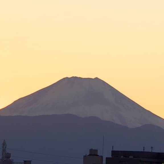 マシータのインスタグラム：「あけましておめでとうございます . 今年は自宅から見える富士山を撮ってみました👌 . 今年もヨロシクお願いします🤚」