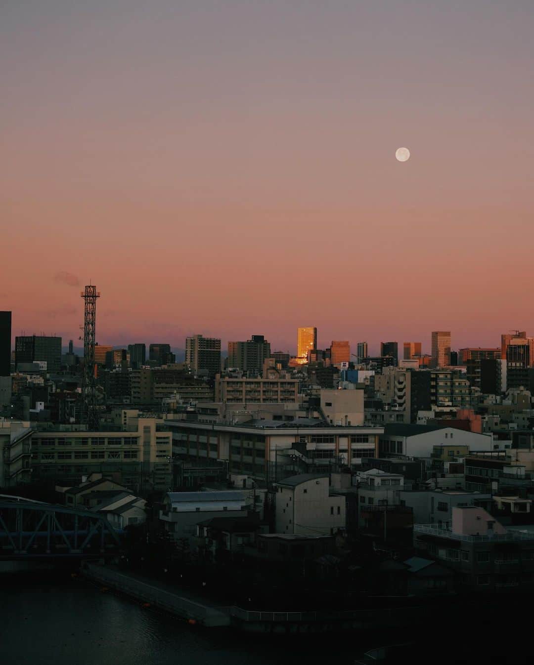 ima_ju / Jun Iのインスタグラム：「: : Dawn, Day, Far away... on January 1st : Happy New Year 2021 : : ウィルス下のこのご時世、人の動きも止まり、観光業に伴う様々な汚染も減少した結果、かつてほどの臭いもなくなり、魚も泳ぐほど、ベネチアの水質環境がかなり改善したみたいですね。 : 先日も日テレでナウシカがやっていたんですが、あの中の1シーンで、毒性の強い外界=「腐海」が実はその直下の土壌と更にその下=地下に存在する空隙空間の空気を浄化してるっていう骨子たるテーマに触れてました（何度もやってるので知ってる人は知ってると思いますが）。 : 犠牲の話はちょっと別として、悪い現象っていうのは、実はその裏で何かを清めるための、何かを浄化させるような、表裏一体的な、あるいは一対的な何かしらの作用をもたらすものだというポジティブな見解もありなわけで、そう捉えながらなんとか耐えつつ前向きに乗り越えるしかないのかな...という、まずは年度内の抱負でスタートです。 : : ::」
